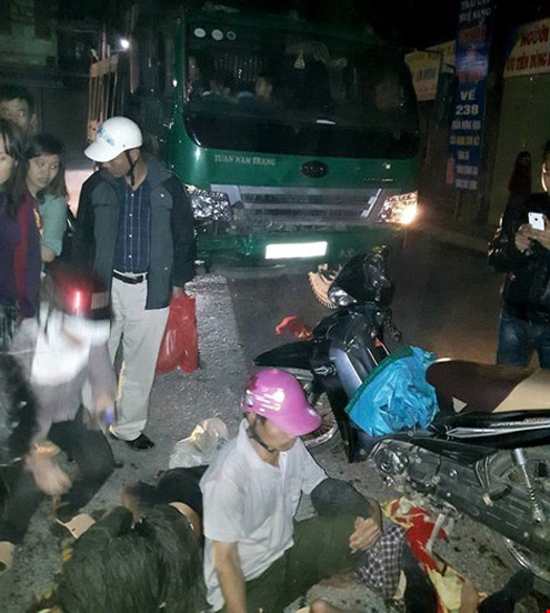 Hiện trường vụ tai nạn giao thông giữa xe máy và xe tải tại ngã tư gốc Gạo Đôi (Hà Nam)