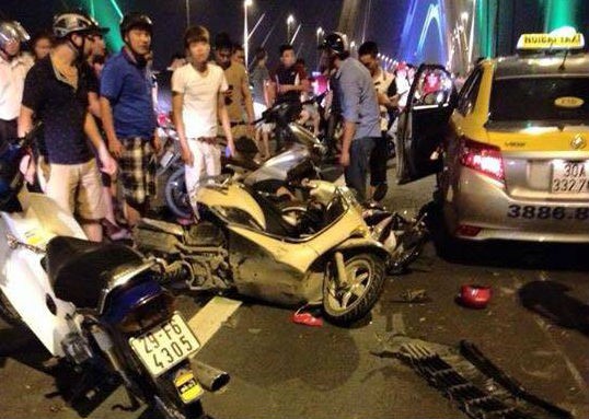 Vụ tai nạn giao thông xảy ra khi đang có rất nhiều xe máy dừng hóng mát trên cầu Nhật Tân