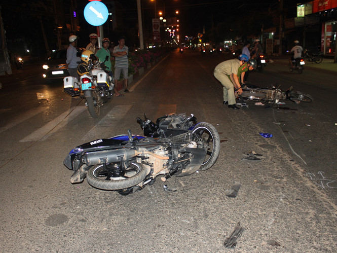 Nguyên nhân vụ tai nạn giao thông được cho là do thanh niên đi xe máy có tình vượt đèn đỏ