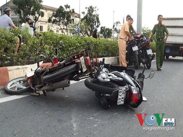 Hiện trường vụ tai nạn giao thông 2 xe máy trên cầu Bình Lợi
