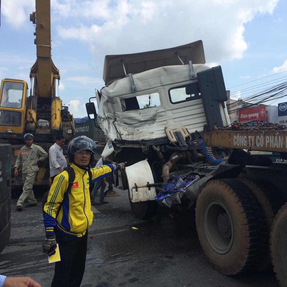 Hiện trường vụ việc sắt cuộn từ xe container rơi xuống đường gây tai nạn giao thông nghiêm trọng
