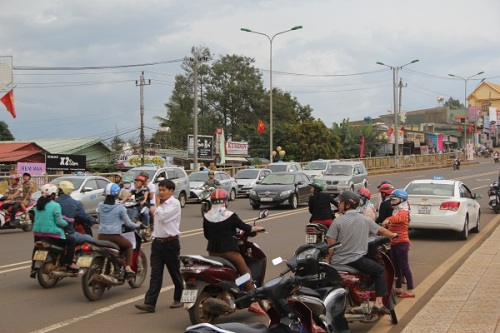 Hàng chục xe taxi của hãng Tây Nguyên ‘dàn hàng’ trên cầu khiến khu vực xảy ra tai nạn giao thông tắc nặng