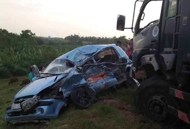 Chiếc taxi Hoàn Kiếm bẹp rúm sau vụ tai nạn giao thông kinh hoàng