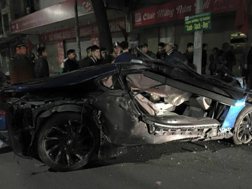Siêu xe BMW i8 màu xanh ngọc duy nhất ở Việt Nam biến dạng sau vụ tai nạn giao thông