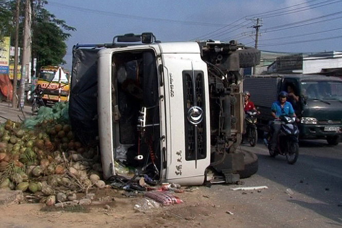 Hiện trường vụ tai nạn giao thông khiến 30 tấn dừa đổ tràn ra đường quốc lộ