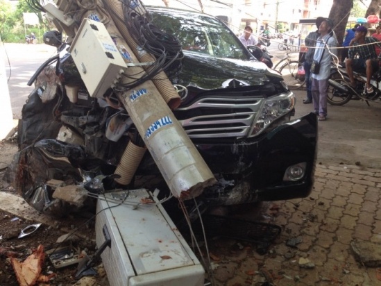 Cột điện gãy gục, ô tô hư hỏng nặng sau vụ tai nạn giao thông kinh hoàng