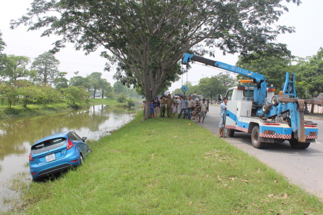 Xe ô tô nằm sát mương nước sau vụ tai nạn giao thông bất ngờ