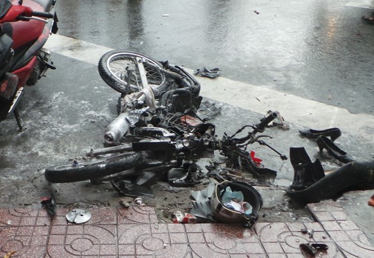 Một chiếc xe máy bị cháy trơ khung sau vụ xe ‘điên’ gây tai nạn giao thông liên hoàn