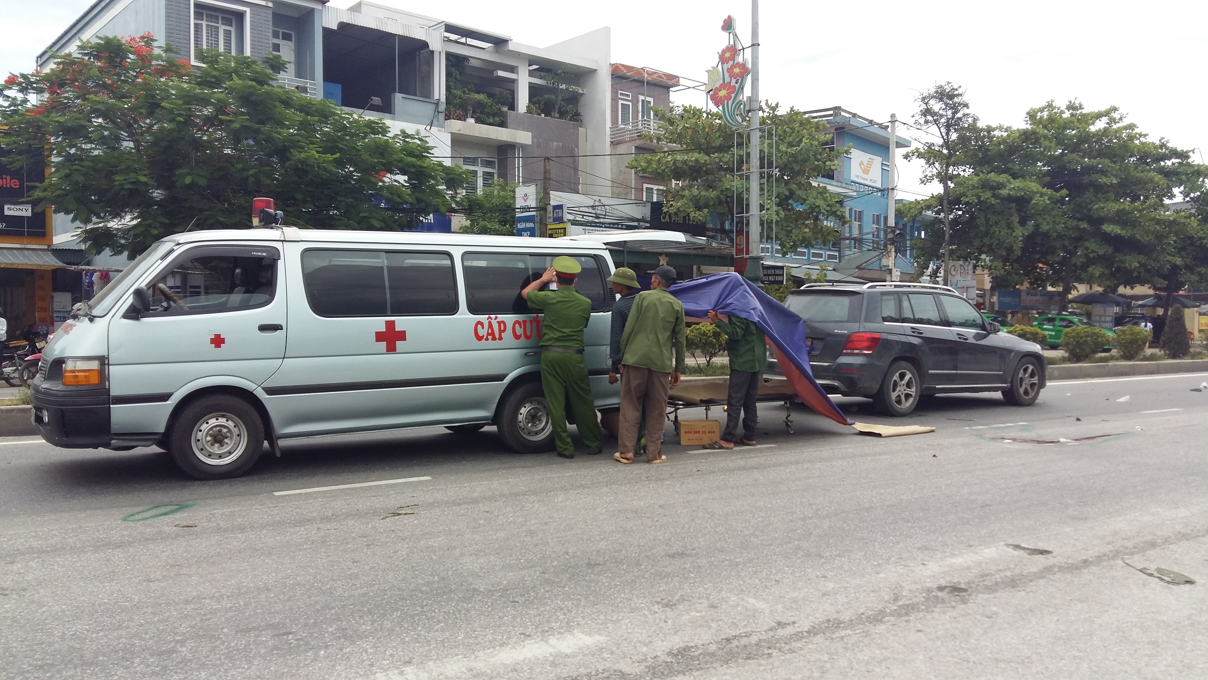 Thi thể cụ bà được đưa về nhà an táng sau vụ tai nạn giao thông chết người