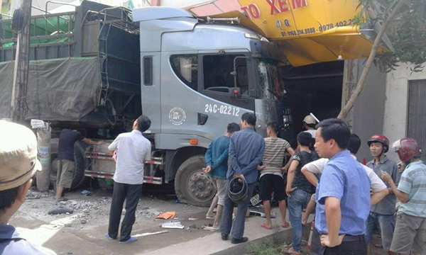 Vì quên không khóa phanh, tài xế xe tải đã vô tình gây ra vụ tai nạn liên hoàn gây thiệt hại nghiêm trọng