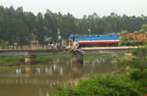 Xe tải và tàu hỏa đang mắc kẹt trên cầu đường sắt sau vụ tai nạn giao thông