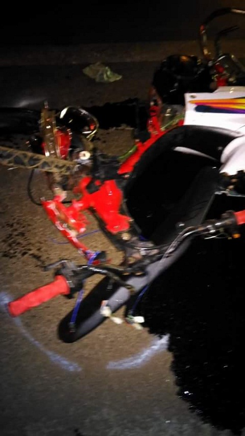 Xe gắn máy của các quái xế bị gãy đôi sau vụ tai nạn giao thông