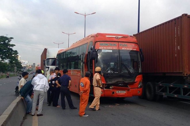 Vụ tai nạn giao thông liên hoàn khiến hàng chục hành khách trên xe Phương Trang hoảng loạn