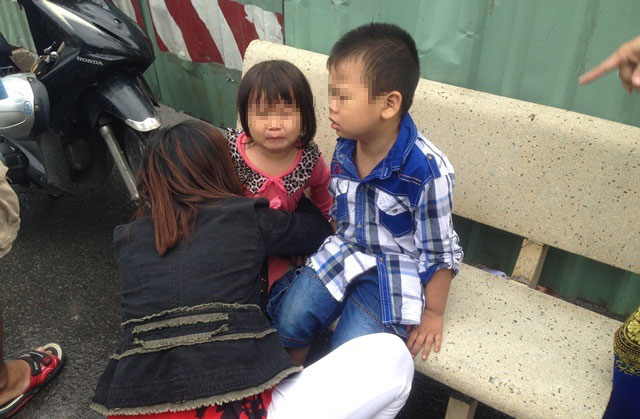 Chị Hường ôm hai con thơ quỵ ngã bên xác chồng tại hiện trường vụ tai nạn giao thông