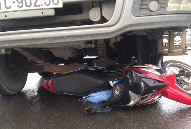 Chiếc xe máy kẹt cứng dưới gầm xe ben, hư hỏng nặng sau tai nạn giao thông