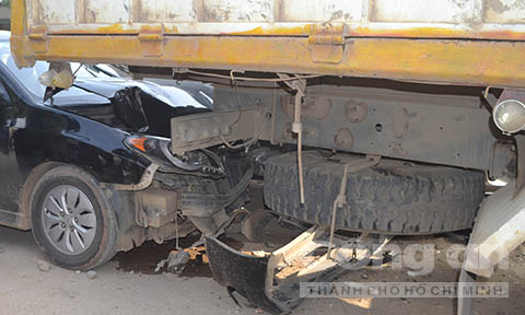 Vụ tai nạn giao thông khiến xe ô tô 4 chỗ cắm đầu vào đuôi xe tải