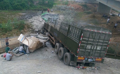 Hiện trường  vụ tai nạn giao thông trên cao tốc Nội Bài – Lào Cai khiến tài xế chết thảm