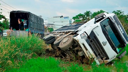Xe tải chở hàng nằm gọn trong ruộng lúa sau vụ tai nạn giao thông