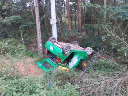 Chiếc taxi Mai Linh lật ngửa dưới vực tại hiện trường vụ tai nạn giao thông