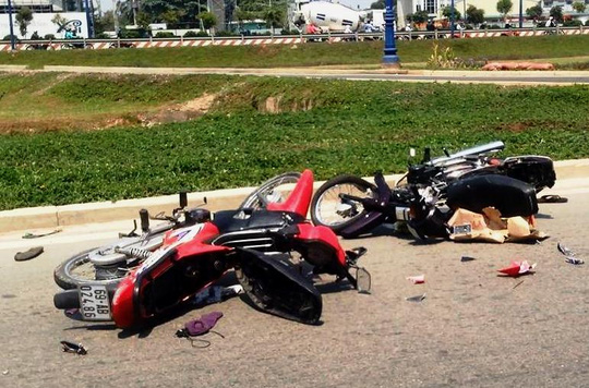 Hai xe máy hư hỏng nặng sau vụ tai nạn giao thông