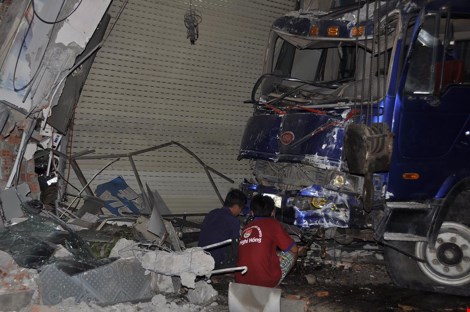 Tường nhà vụn nát tại hiện trường vụ tai nạn giao thông xe tải lao vào nhà dân