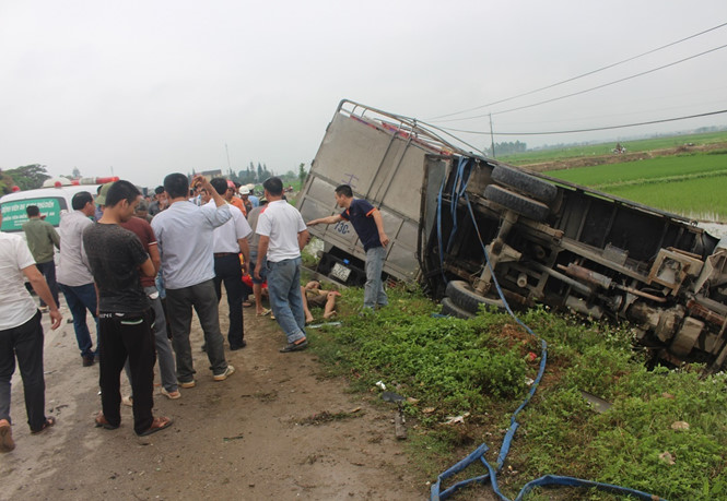 Hiện trường vụ tai nạn giao thông khiến 2 xe tải lật nhào xuống ruộng ở Nghệ An