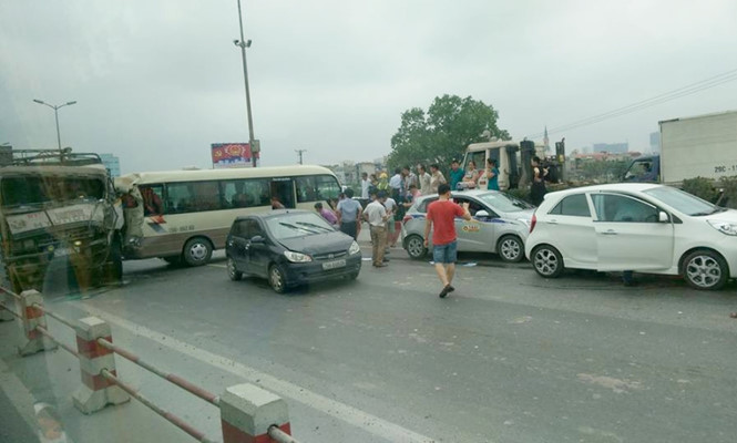 Hiện trường vụ tai nạn giao thông liên hoàn trên cầu Thanh Trì