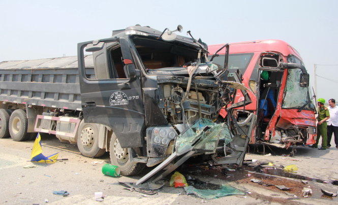 Hiện trường vụ tai nạn giao thông giữa chiếc xe tải và xe khách giường nằm làm 6 người bị thương