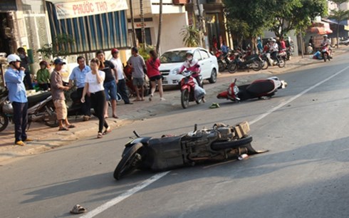 Các nạn nhân bị thương trong vụ tai nạn giao thông được người dân hỗ trợ đưa đi cấp cứu