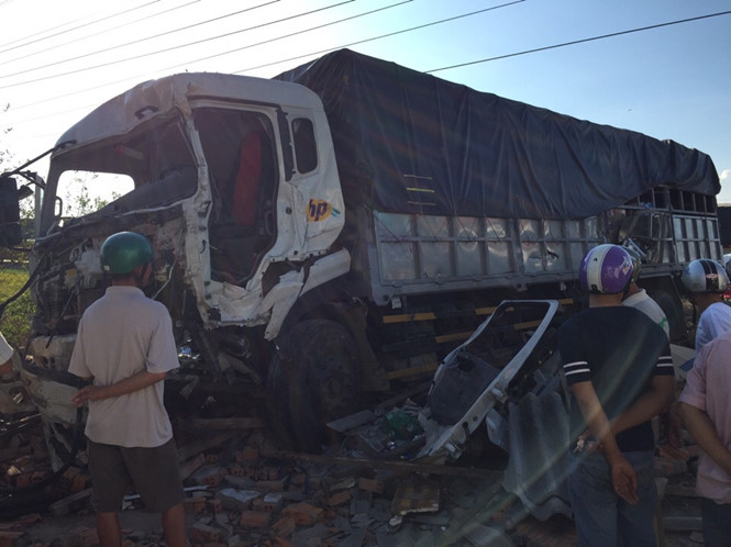Hiện trường vụ tai nạn giao thông xe tải tông chết hai người