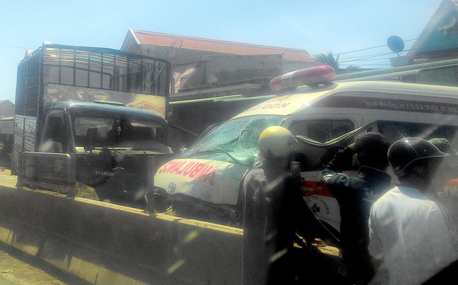 Hiện trường vụ tai nạn giao thông giữa xe cứu thương và xe tải