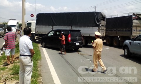 Hiện trường vụ tai nạn giao thông giữa xe du lịch và xe tải khiến 2 cháu nhỏ bị thương