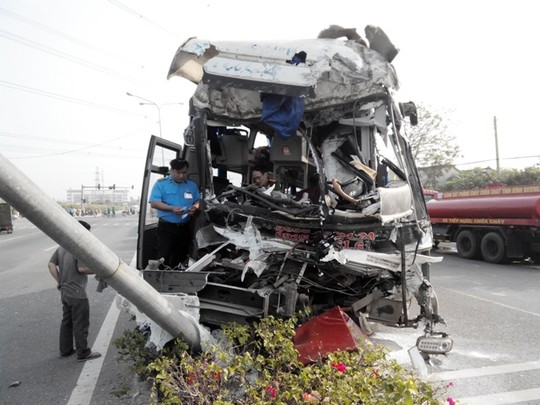 Vụ tai nạn giao thông liên hoàn làm 3 xe khách bị hư hỏng nặng cả phần đầu và phần đuôi