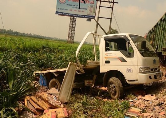 Vụ tai nạn giao thông bất ngờ khiến ô tô tải bị tàu hỏa tông văng 10m rồi lao xuống ruộng