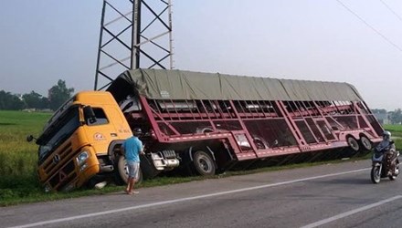 Hiện trường chiếc xe đầu kéo gặp tai nạn giao thông ở Thanh Hóa