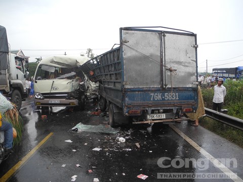 Hiện trường vụ tai nạn giao thông nghiêm trọng ở Quảng Ngãi