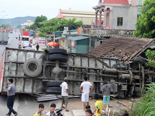 Rất may không có ai bị thương trong vụ tai nạn giao thông xe tải mất lái tông sập nhà dân