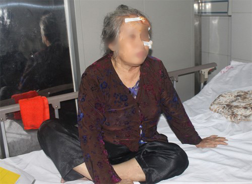 Một nạn nhân của vụ tai nạn giao thông giữa xe du lịch và xe tải ở Nghệ An đang cấp cứu tại bệnh viện
