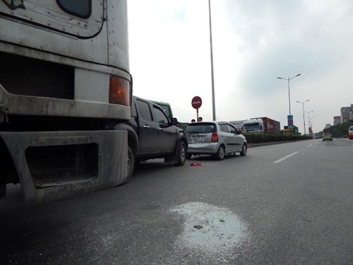 3 chiếc ô tô ‘dính’ nhau sau vụ tai nạn giao thông liên hoàn ở Hà Nội