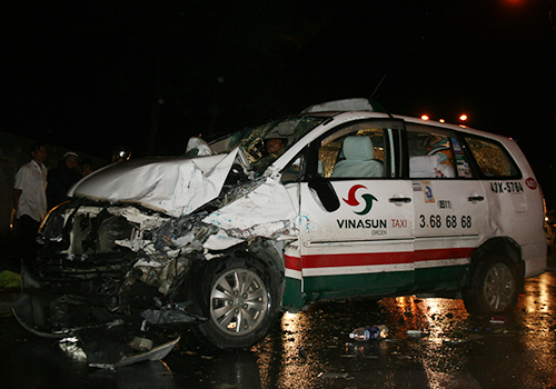 Chiếc xe taxi chở 6 du khách Trung Quốc bị hư hỏng nặng phần đầu sau vụ tai nạn giao thông