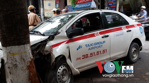 Vụ tai nạn giao thông hy hữu khiến xe taxi bị hư hỏng nặng