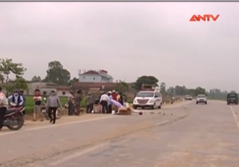 Hiện trường vụ va chạm giữa xe mô tô và xe đạp khiến một người thiệt mạng ở Nghệ An