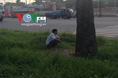 Tài xế ngồi thẫn thờ bên đường sau khi gây tai nạn giao thông
