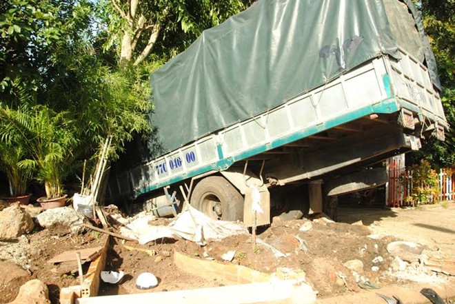 Sau khi gây tai nạn giao thông khiến 1 người chết và làm sập 1 cửa hàng, chiếc xe tải lao vào lề đường