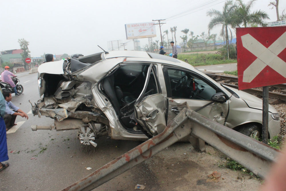 Vụ tai nạn giao thông đường sắt tại Nghệ An khiến tài xế xe ô tô 4 chỗ bị thương nghiêm trọng