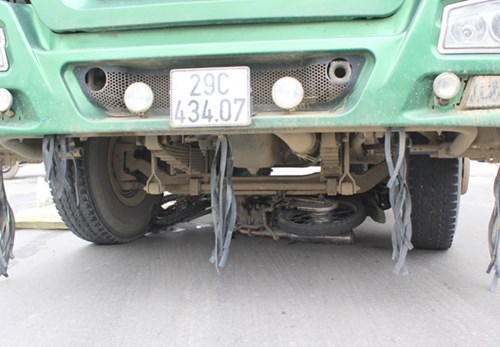 Xe máy của nạn nhân vụ tai nạn giao thông tại Thanh Xuân, Hà Nội nằm trọn trong gầm xe ben
