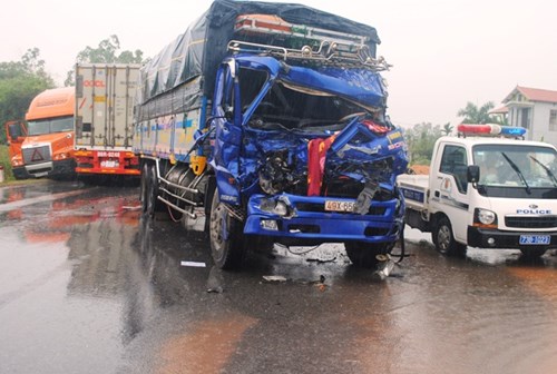 Cơ quan chức năng đang khẩn trương làm rõ nguyên nhân vụ tai nạn giao thông giữa xe khách và xe tải tại Quảng Bình