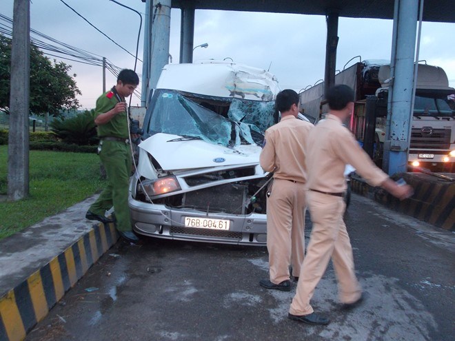 Xe khách nát bét phần đầu sau vụ tai nạn giao thông ở trạm thu phí tỉnh Quảng Nam