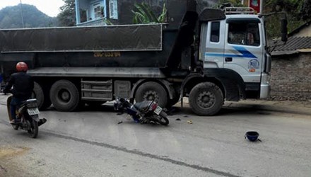 Hiện trường vụ tai nạn xe máy đấu đầu ô tô khiến 1 người bị thương nặng ở Cao Bằng