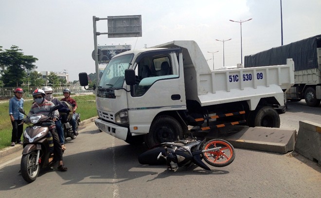 Hiện trường vụ tai nạn giao thông vì mất thắng trên xa lộ Hà Nội